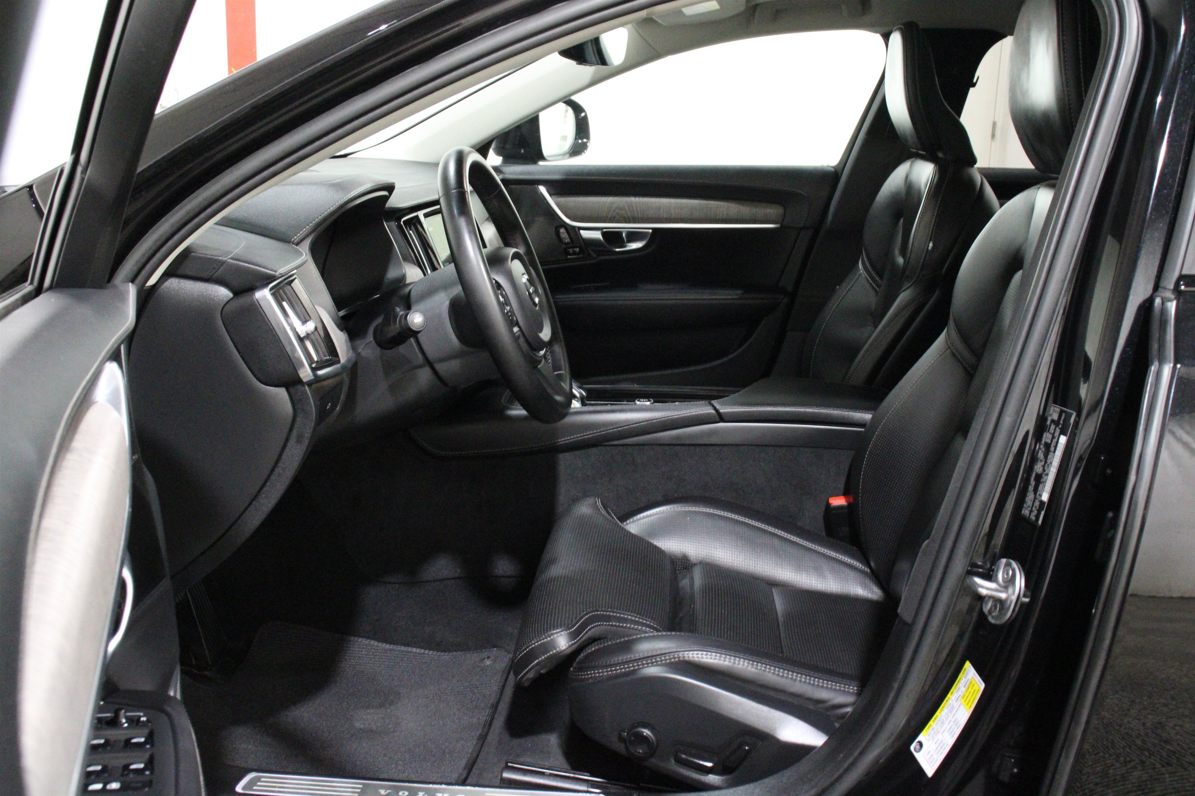 Used 2023 Volvo V90 B6 Cross Country Ultimate AWD/4WD image 3
