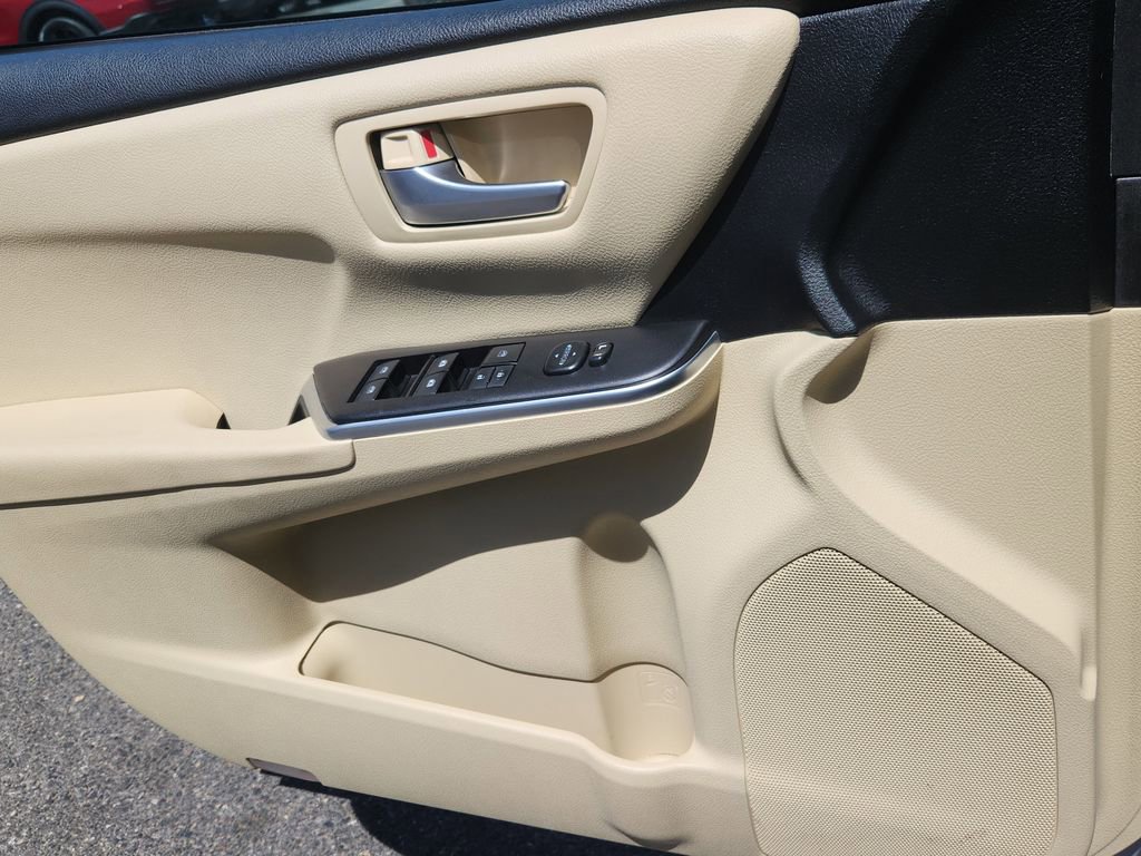 Used 2016 Toyota Camry LE FWD image 9
