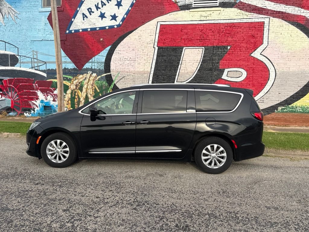 Used 2019 Chrysler Pacifica Touring-L FWD image 3