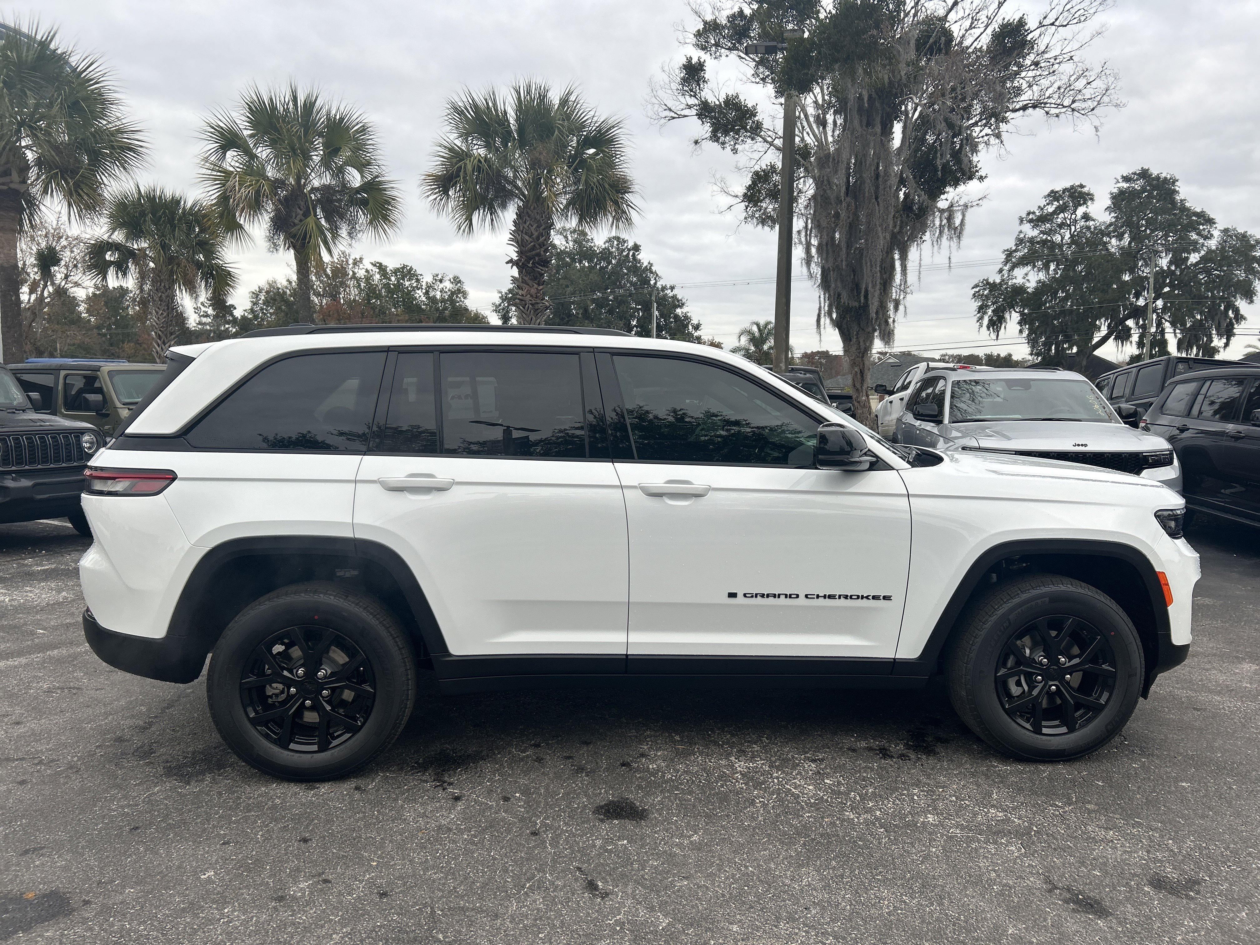 New 2025 Jeep Grand Cherokee Altitude image 10