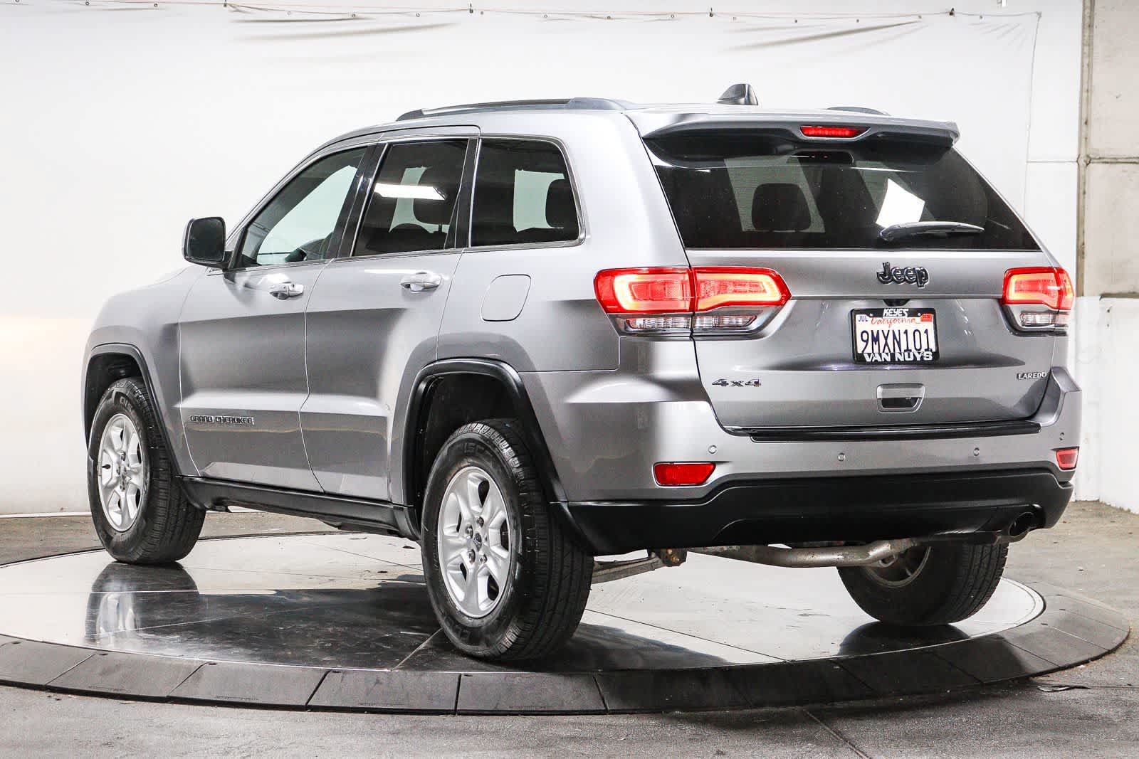 Used 2017 Jeep Grand Cherokee Laredo w/ Quick Order Package 23E AWD/4WD image 2