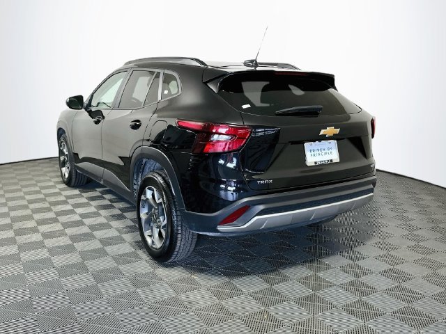 Used 2025 Chevrolet Trax LT FWD image 6