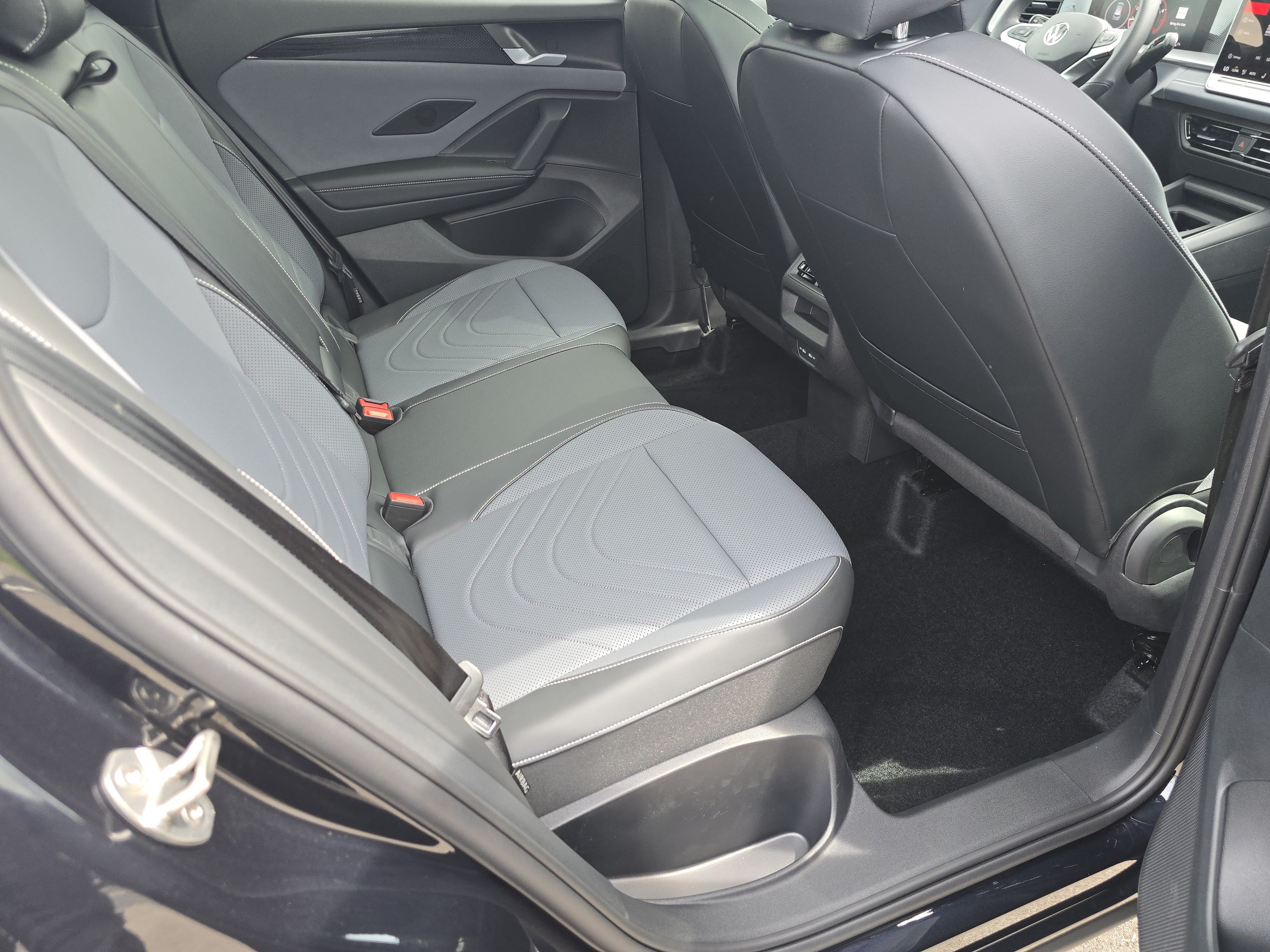 New 2026 Volkswagen Tiguan SE R-Line AWD/4WD image 16