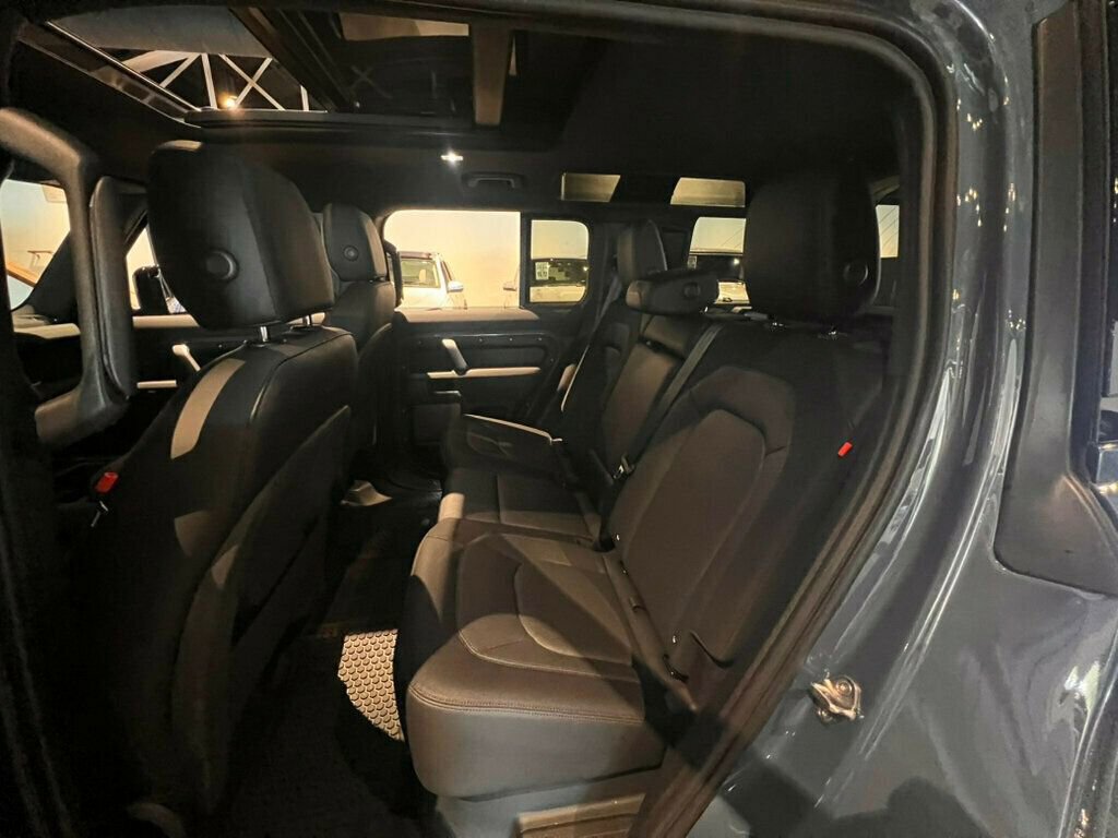 Used 2023 Land Rover Defender 110 X-Dynamic SE image 12