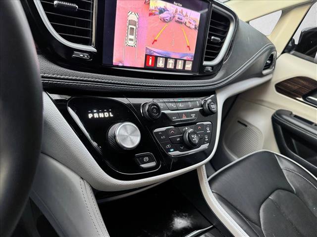 Used 2023 Chrysler Pacifica Limited w/ Uconnect Theater Family Group image 16