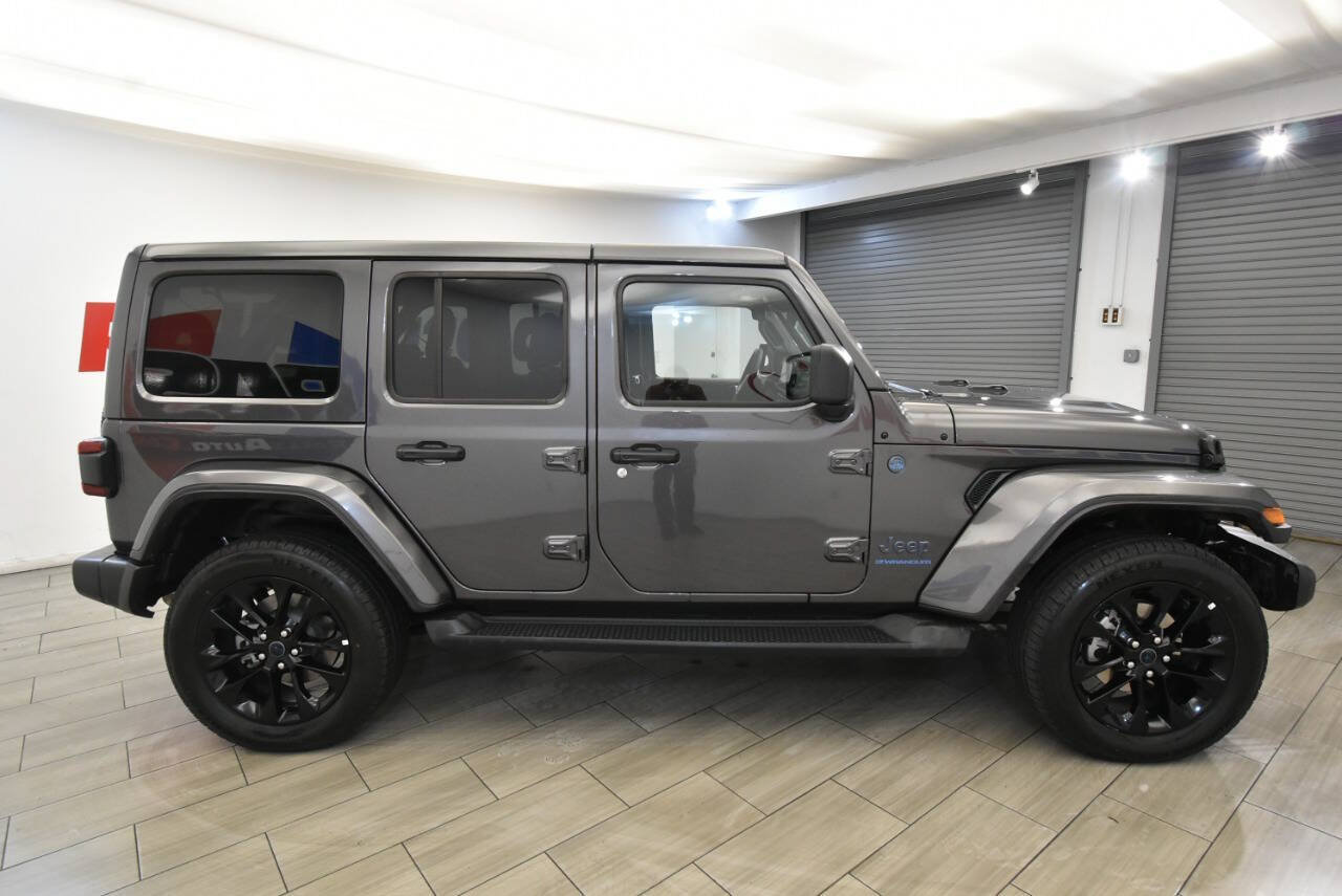 Used 2025 Jeep Wrangler Unlimited Sahara AWD/4WD image 6