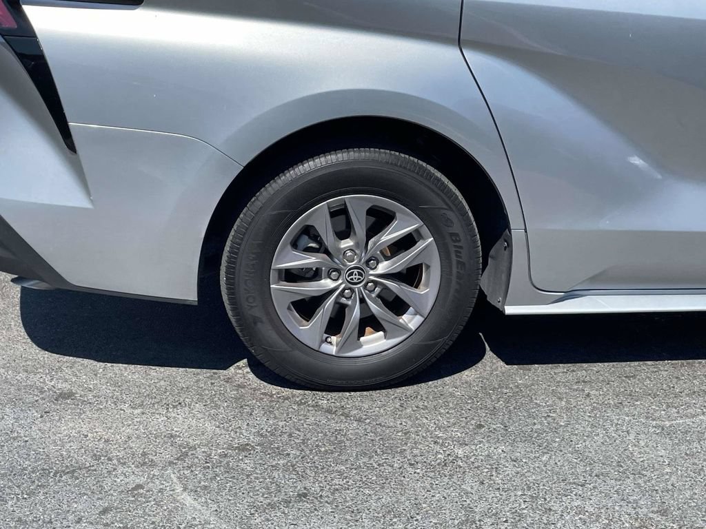 Used 2025 Toyota Sienna XLE w/ XLE Plus Package FWD image 9