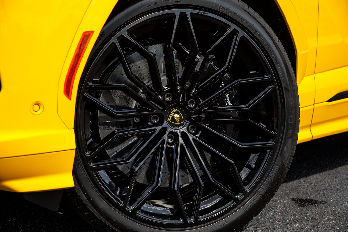 Used 2025 Lamborghini Urus SE AWD/4WD image 4