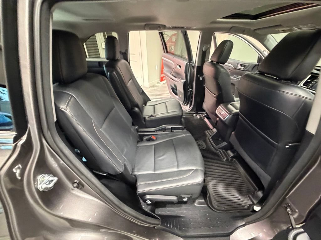 Used 2017 Toyota Highlander Limited AWD/4WD image 50