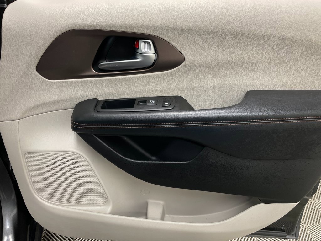 Used 2019 Chrysler Pacifica Touring Plus w/ Advanced Safetytec Group image 42