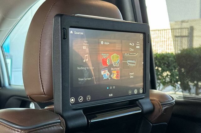 Used 2019 Chrysler Pacifica Limited w/ Advanced Safetytec Group FWD image 12