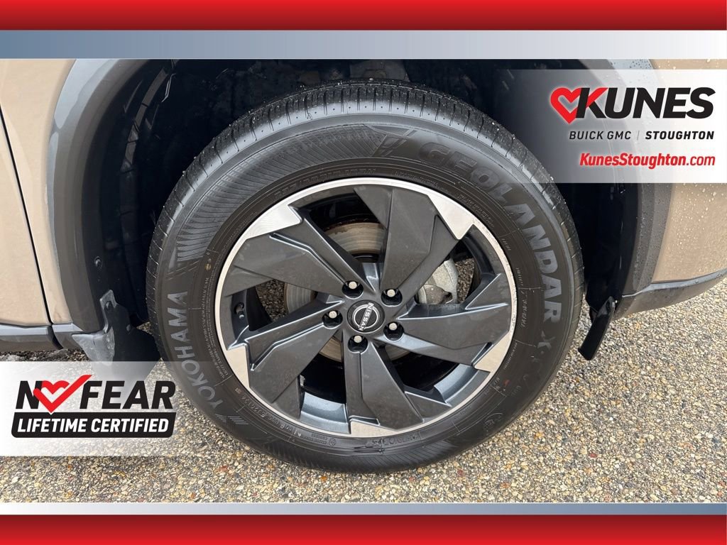 Used 2024 Nissan Rogue SV w/ SV Premium Package image 15