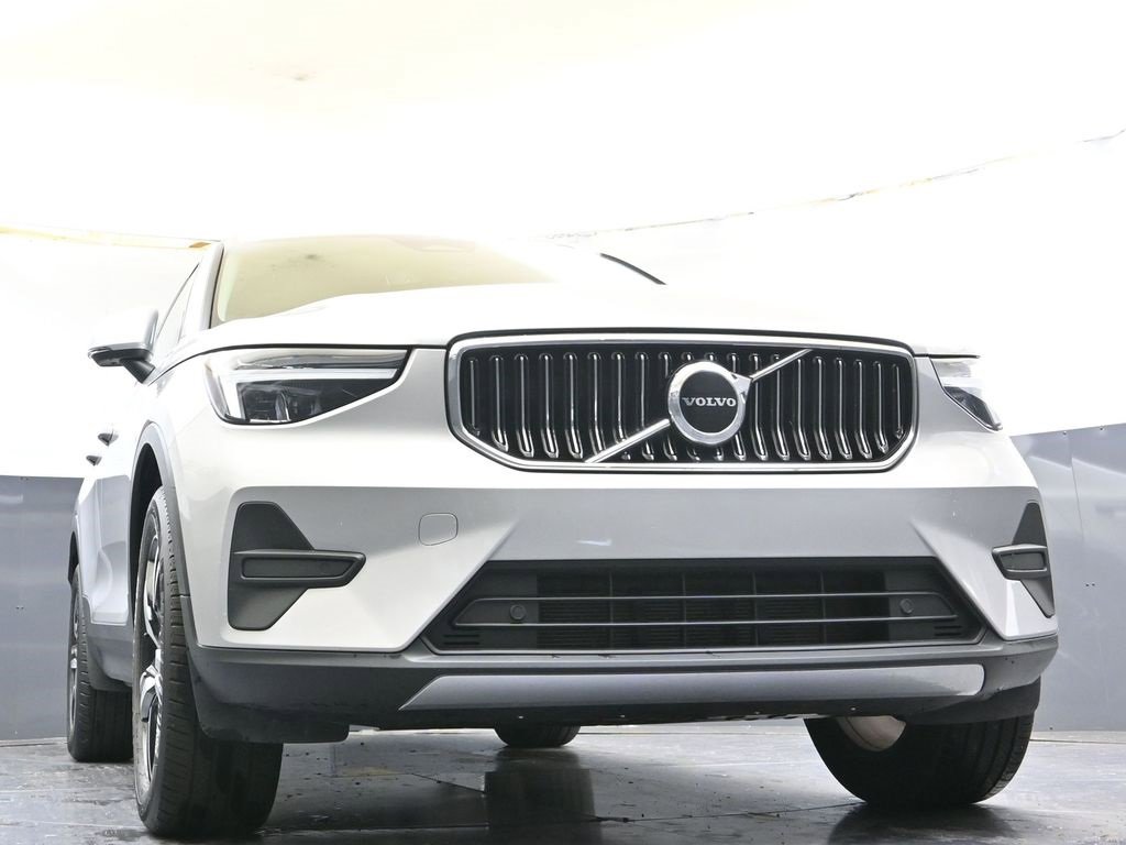 Certified 2025 Volvo XC40 B5 Core image 35