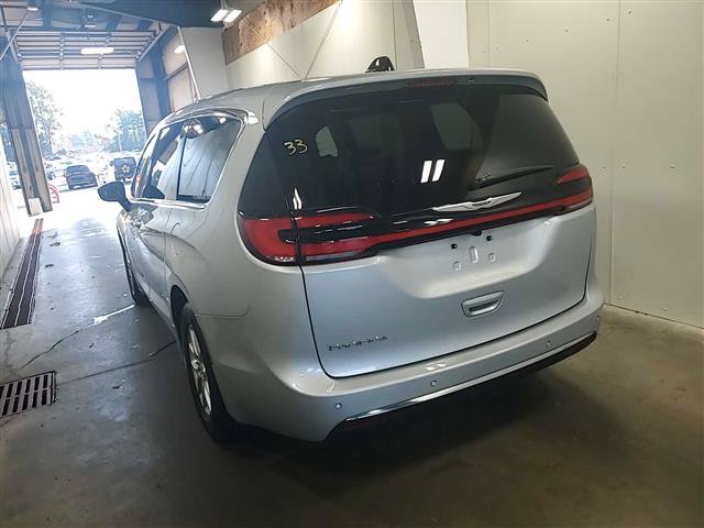Used 2026 Chrysler Pacifica Select FWD image 4