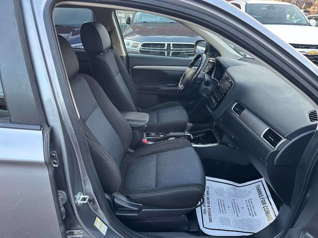Used 2017 Mitsubishi Outlander SE image 12