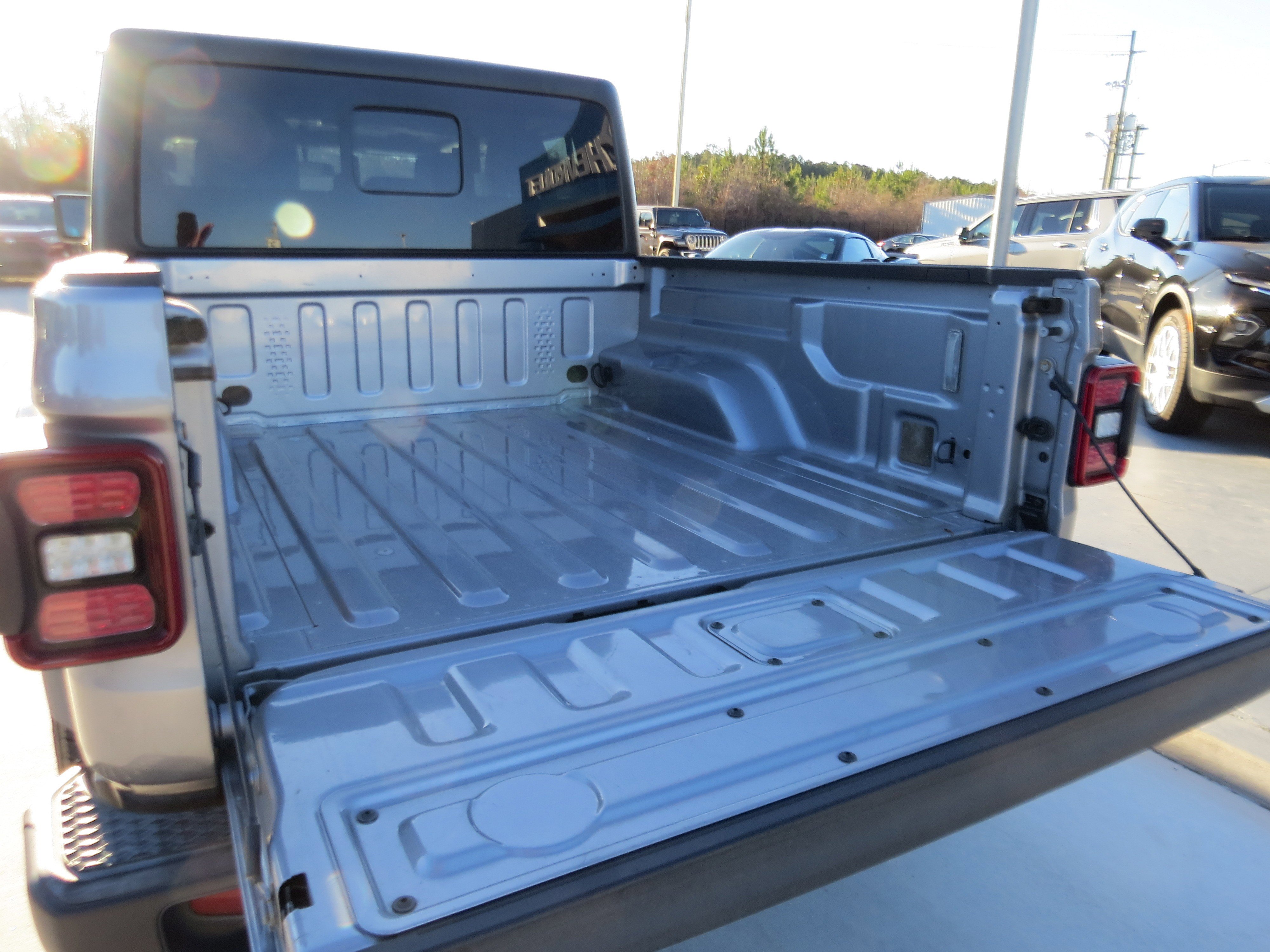 Used 2020 Jeep Gladiator Overland w/ LED Lighting Group image 12