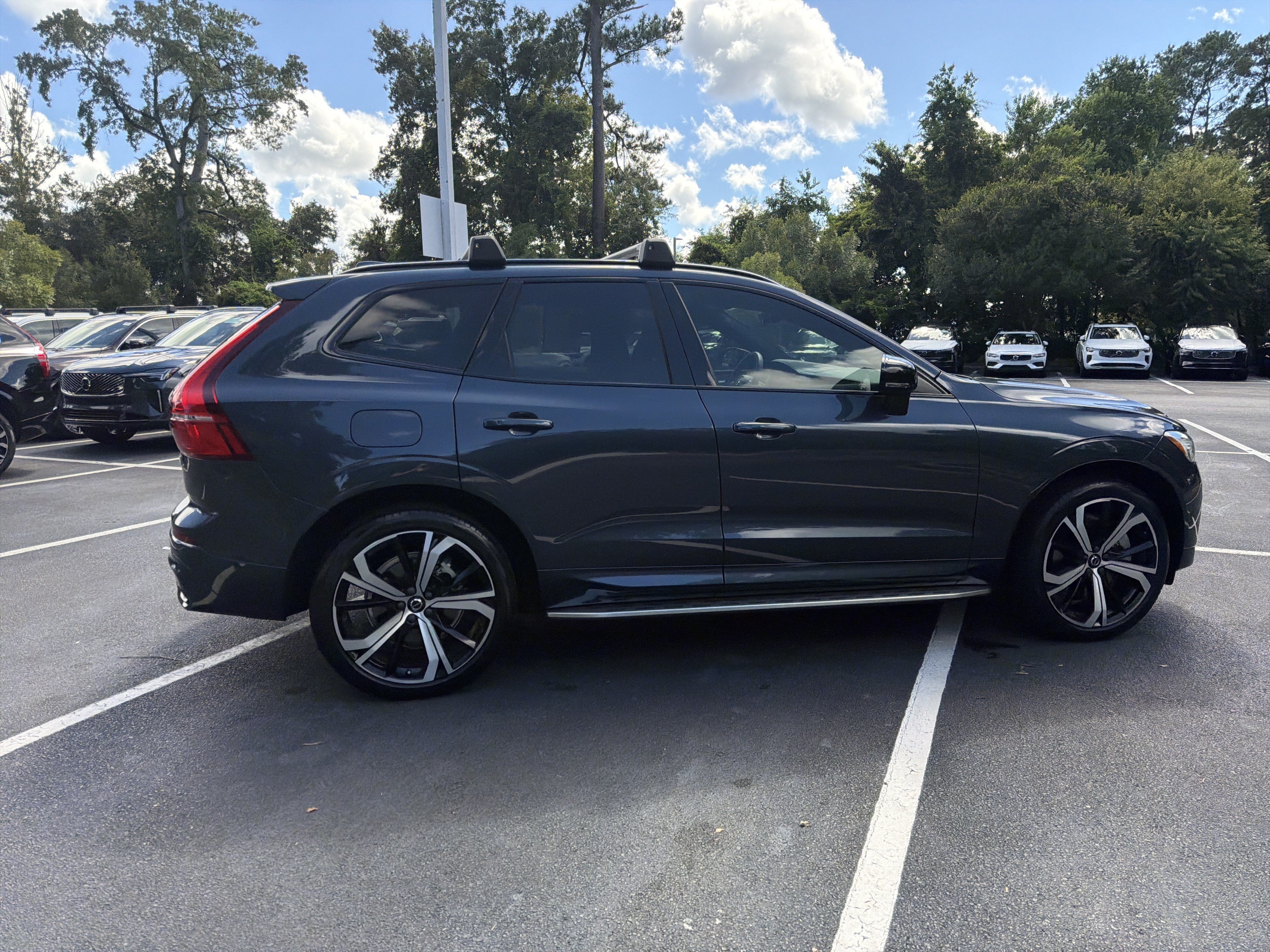 Used 2022 Volvo XC60 T8 R-Design w/ Advanced Package AWD/4WD image 12