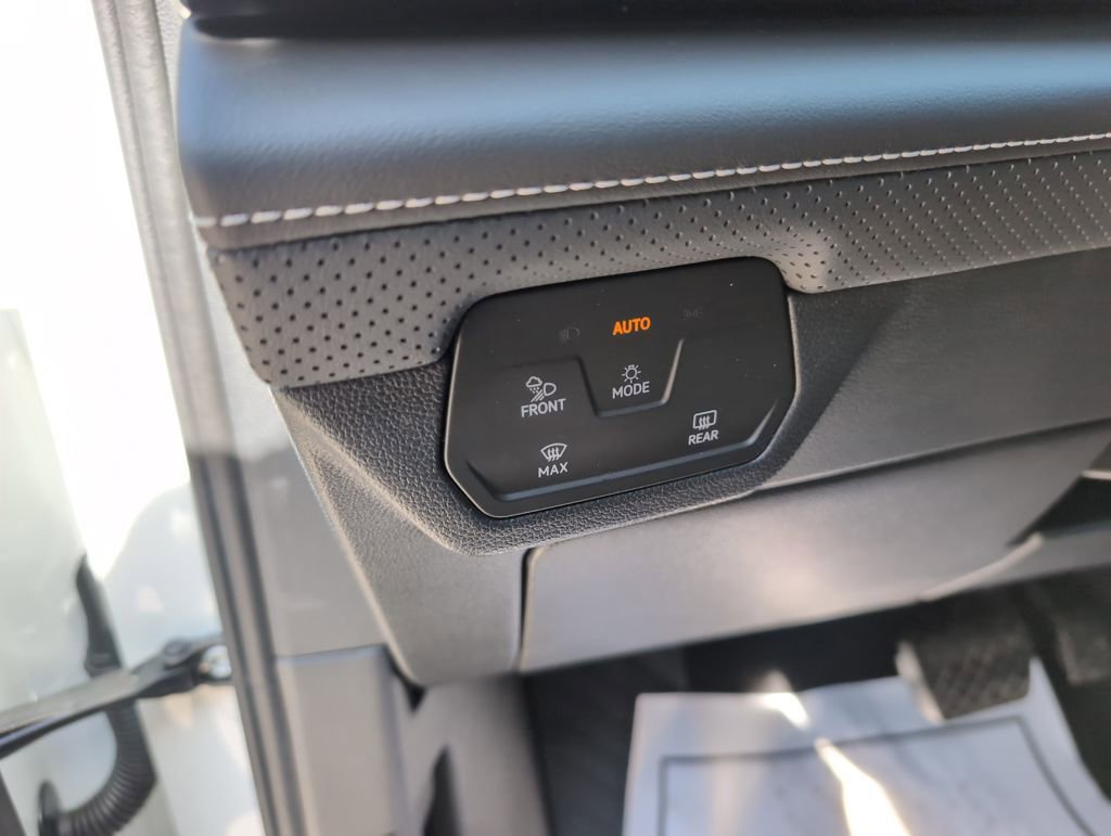 Used 2025 Volkswagen Atlas Cross Sport SE image 17