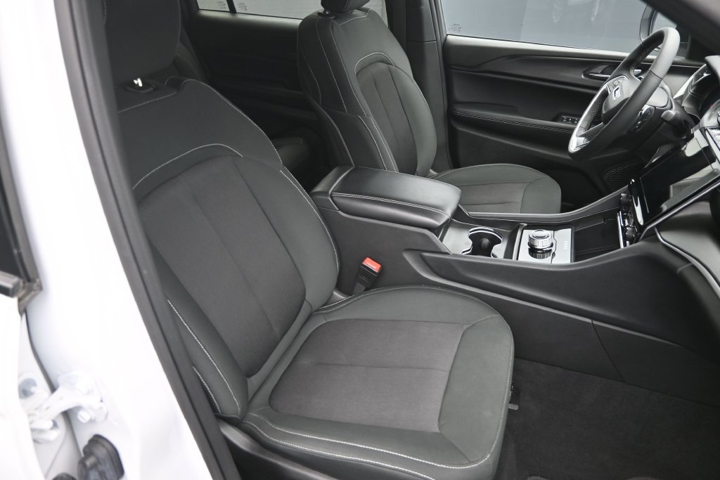 Used 2025 Jeep Grand Cherokee L Laredo w/ Luxury Tech Group I AWD/4WD image 13