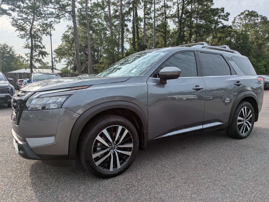 Used 2025 Nissan Pathfinder Platinum w/ Black Appearance Package FWD image 8