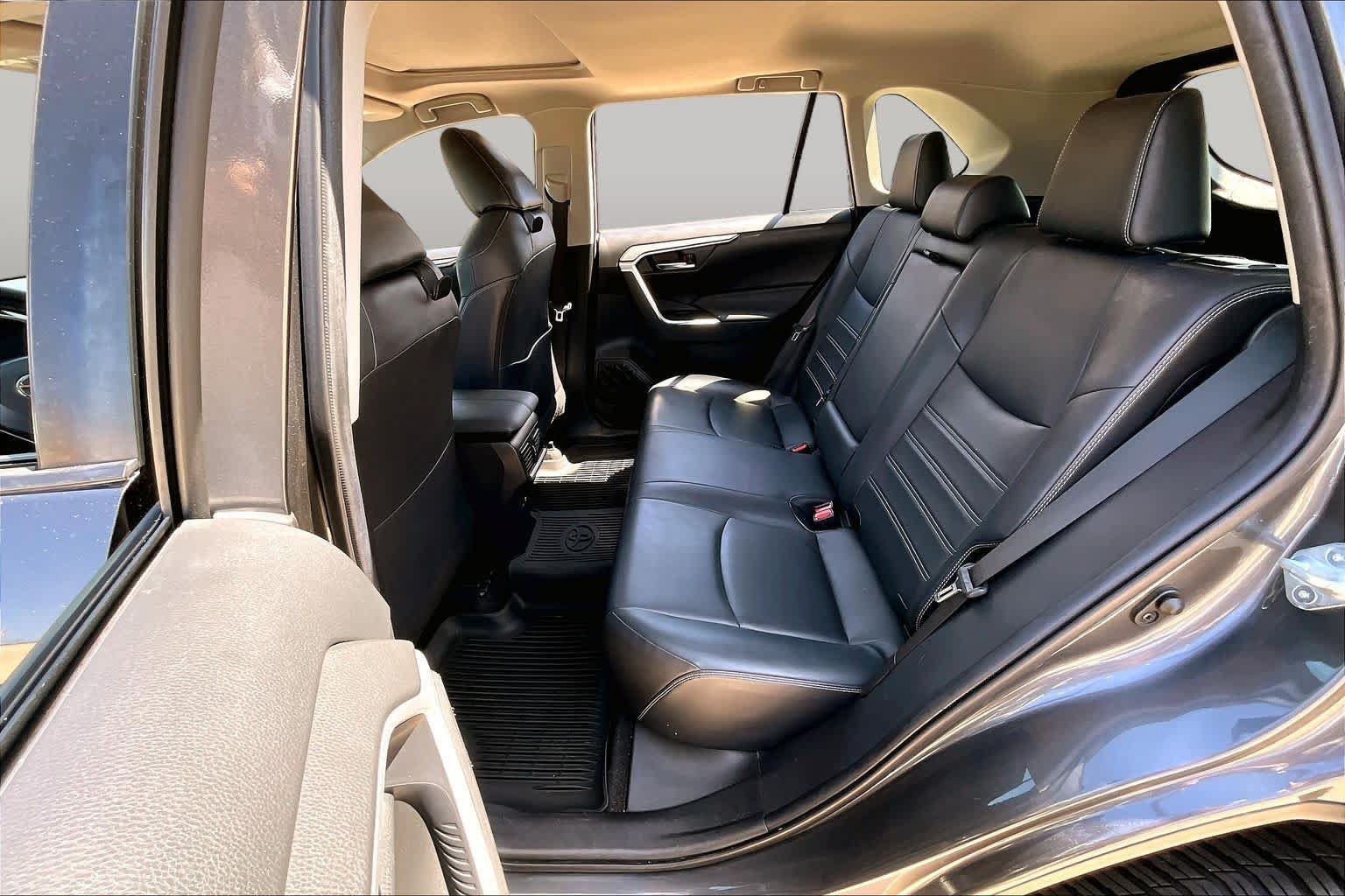 Used 2020 Toyota RAV4 XLE Premium FWD image 20