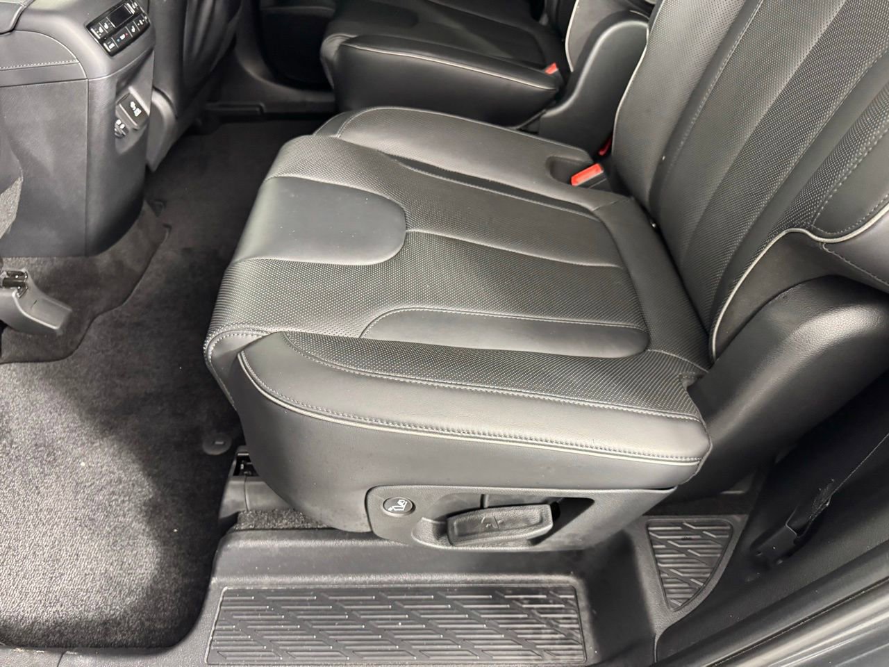 Used 2022 Hyundai Palisade Calligraphy w/ Winter Package FWD image 39