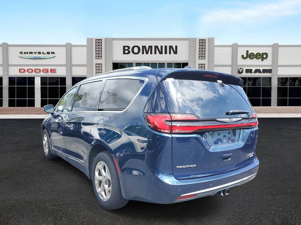 Used 2021 Chrysler Pacifica Limited w/ Uconnect Theater Family Group image 3
