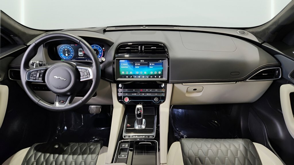Used 2020 Jaguar F-PACE SVR image 19