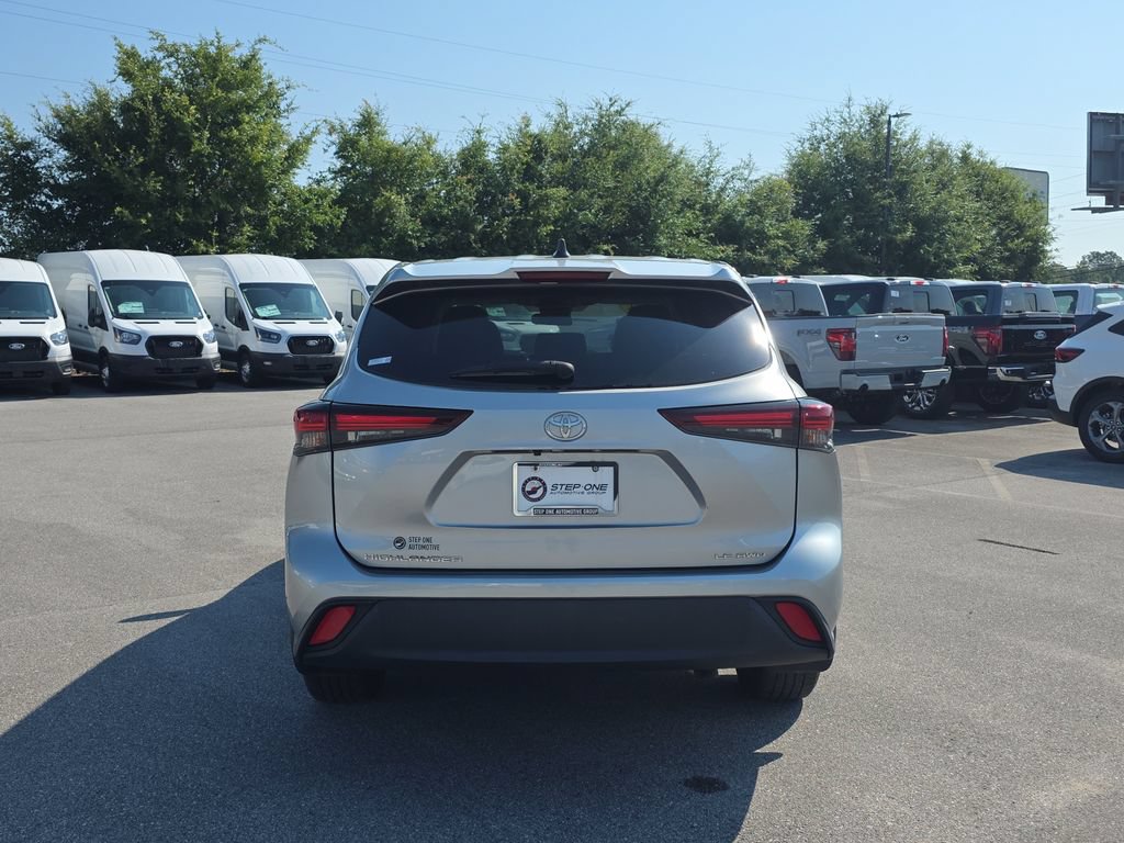 Used 2024 Toyota Highlander LE AWD/4WD image 6