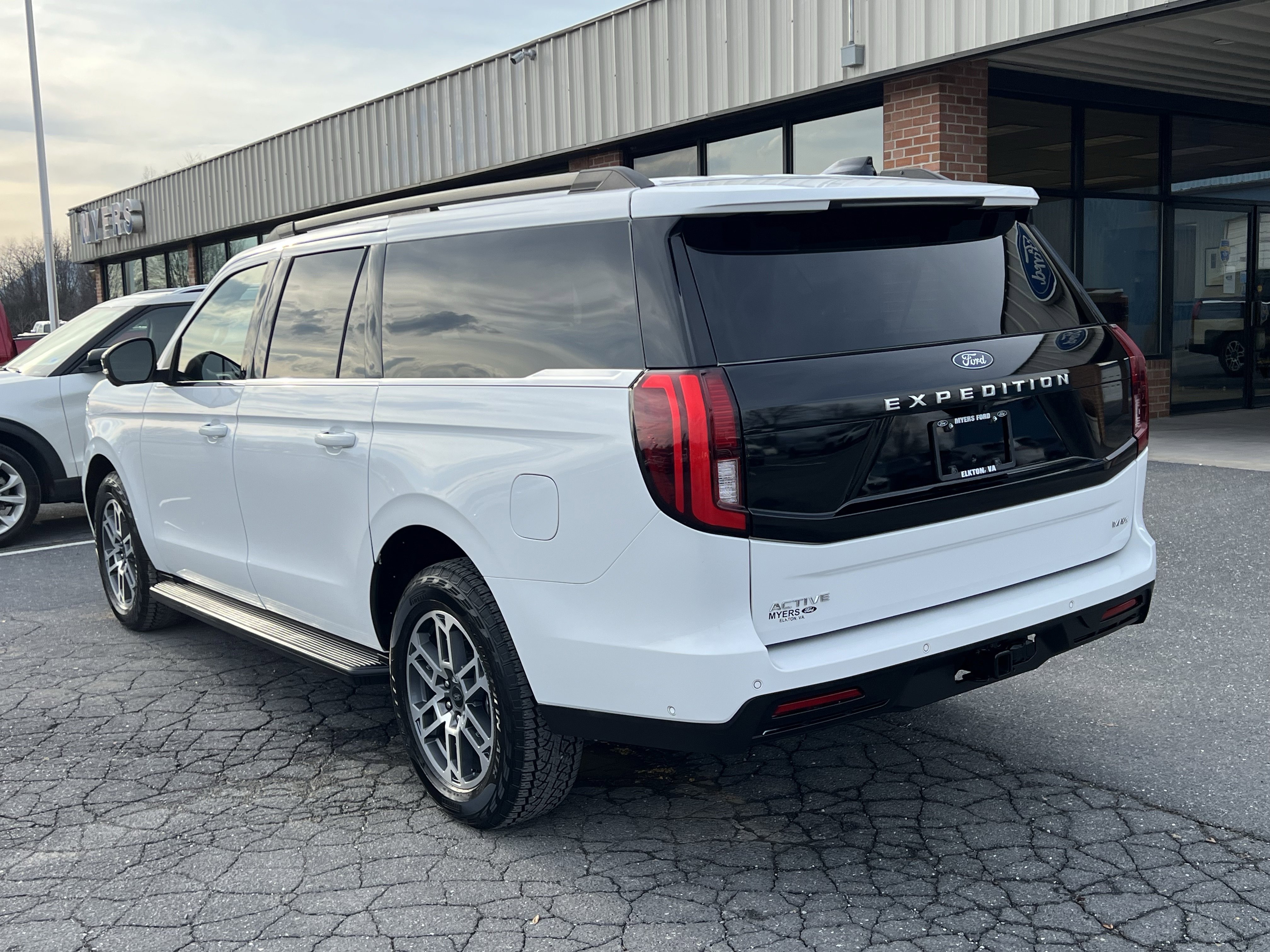 Used 2025 Ford Expedition Max Active AWD/4WD image 9