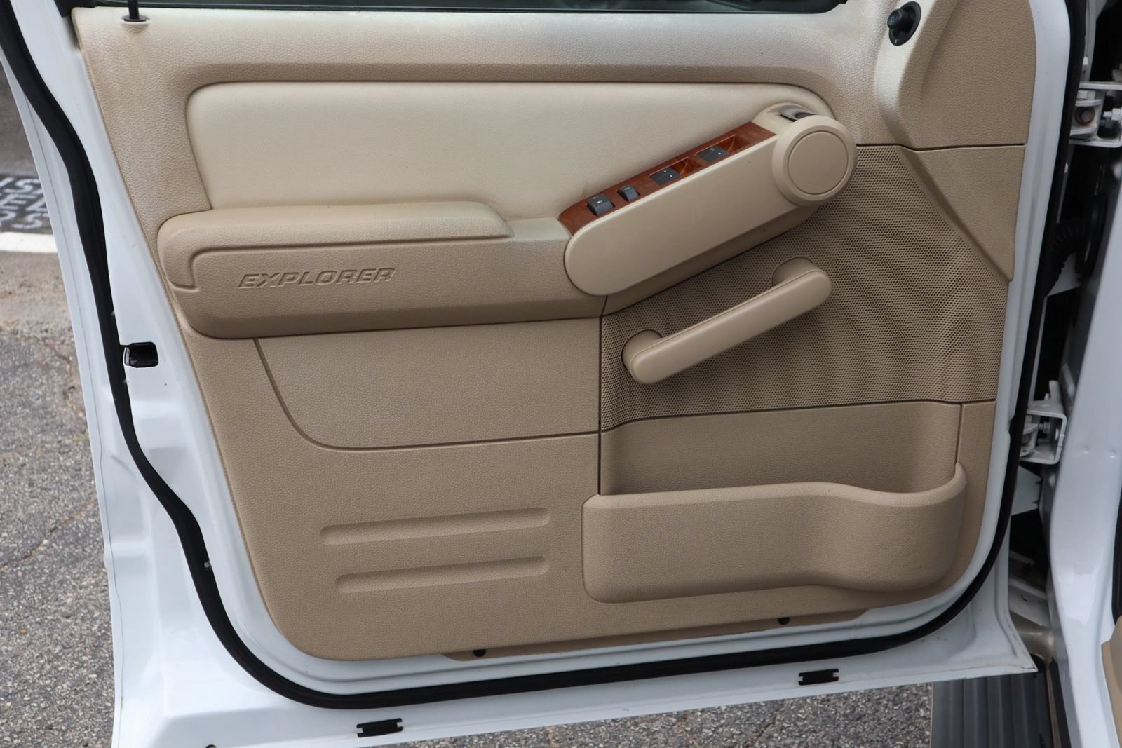 Used 2006 Ford Explorer Eddie Bauer RWD image 8