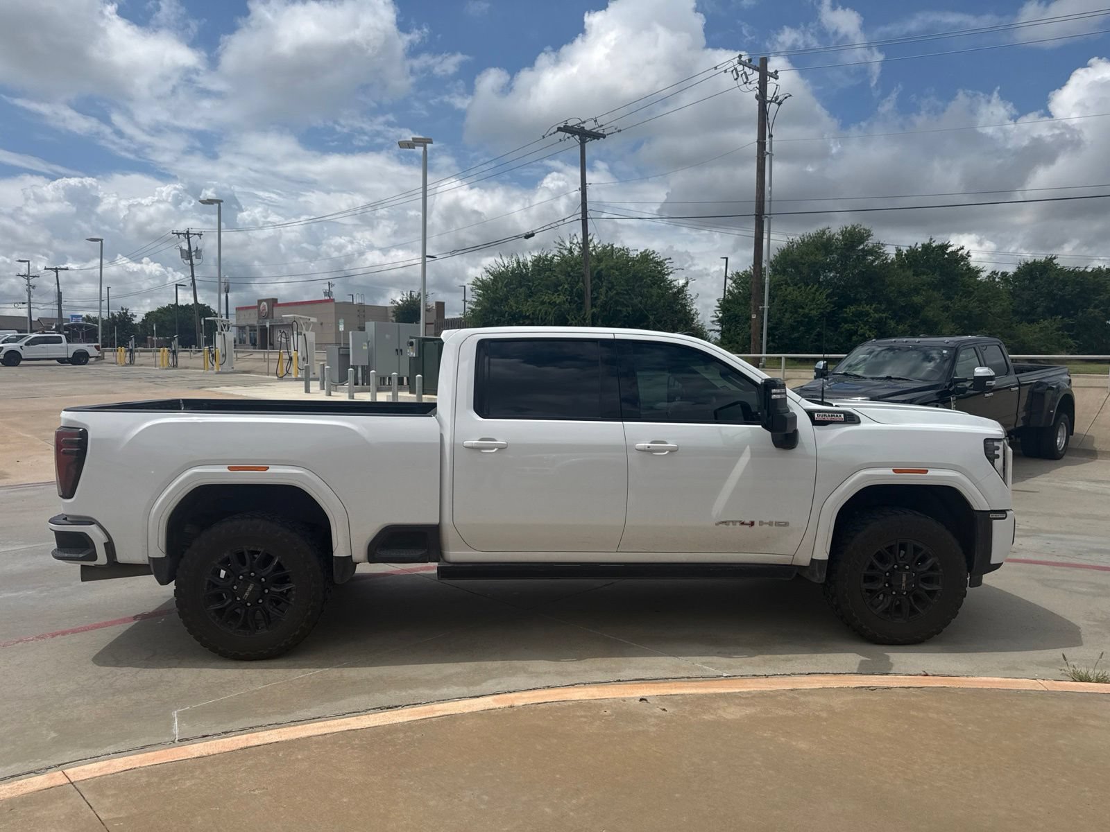 Used 2024 GMC Sierra 2500 AT4 w/ AT4 Premium Plus Package AWD/4WD image 4