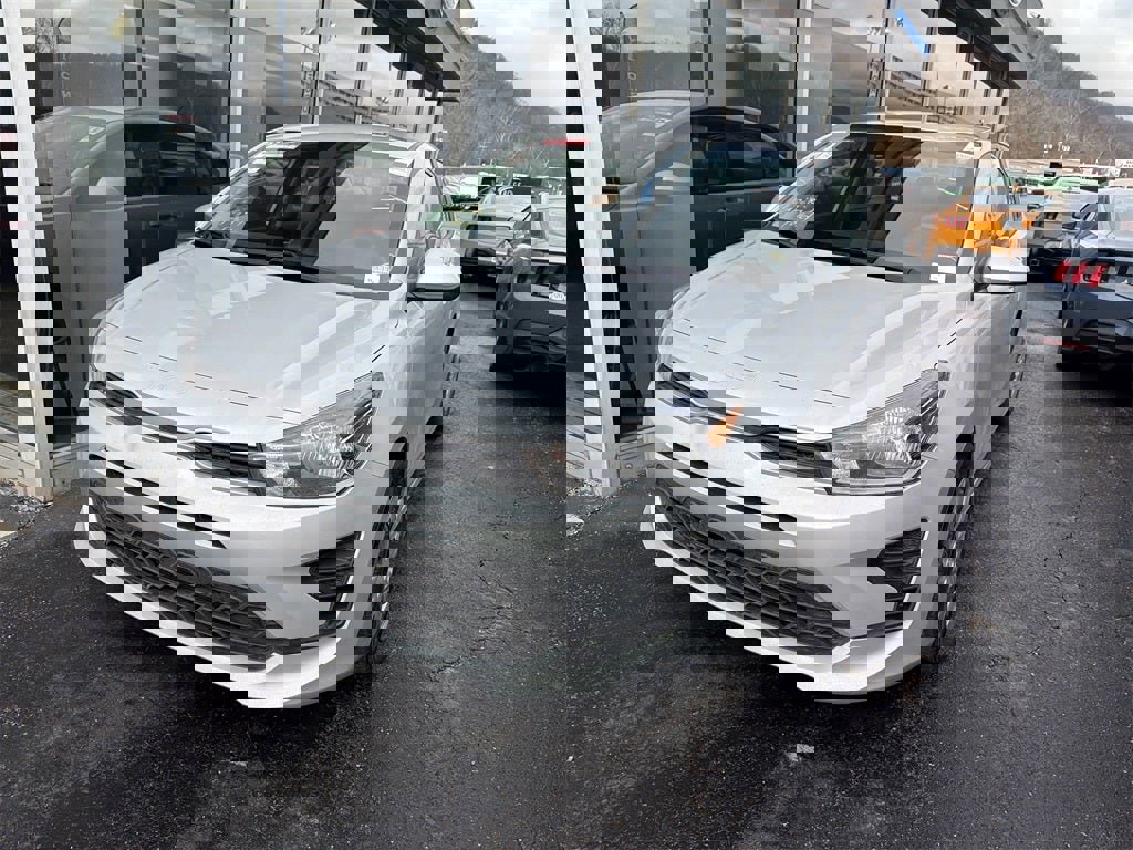 Used 2023 Kia Rio LX image 3