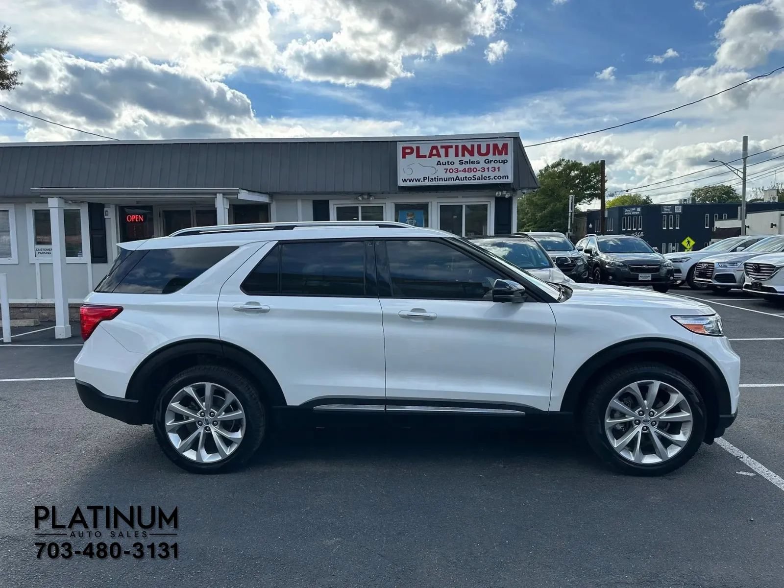 Used 2023 Ford Explorer Platinum w/ Technology Package AWD/4WD image 2