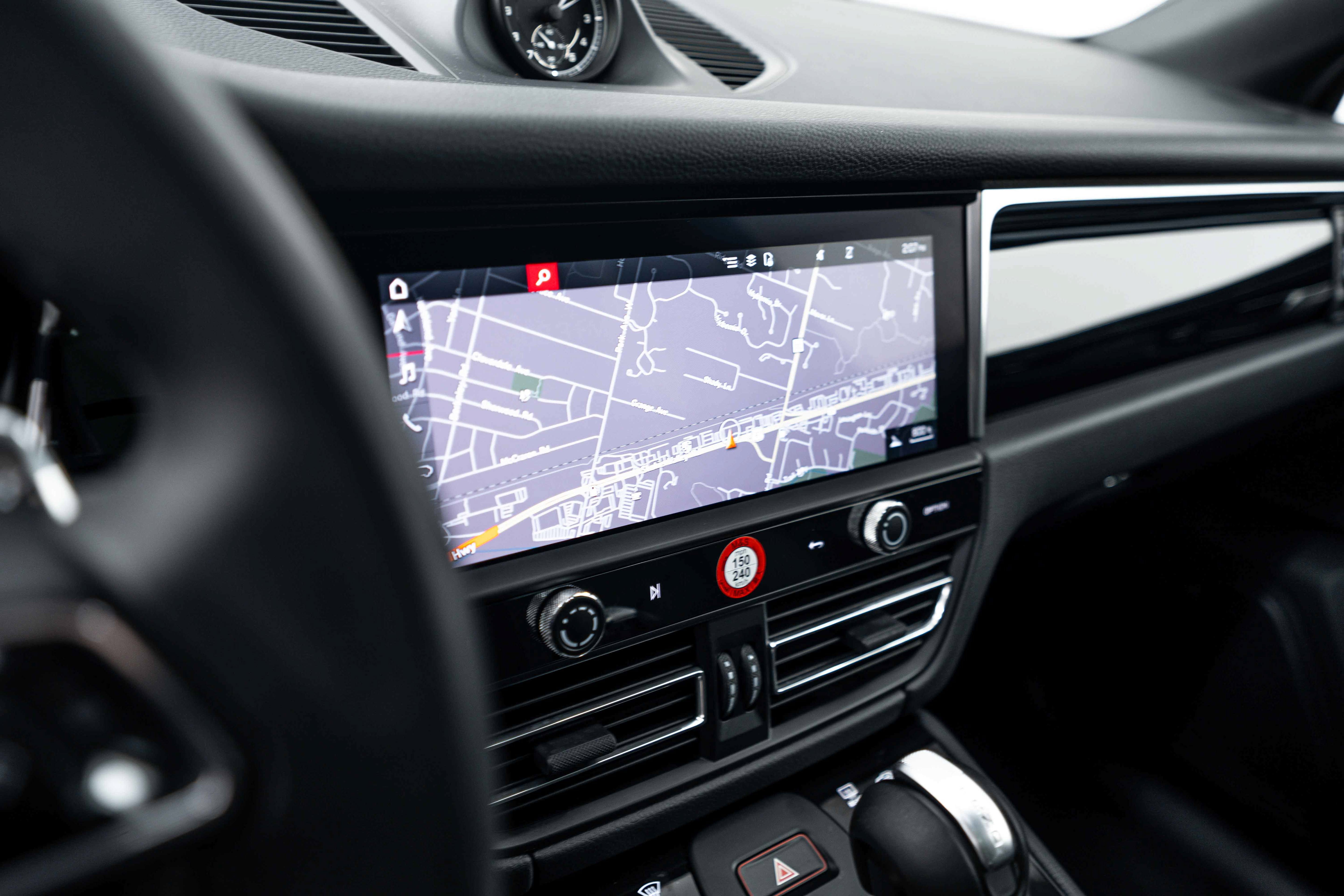 Certified 2026 Porsche Macan AWD/4WD image 17