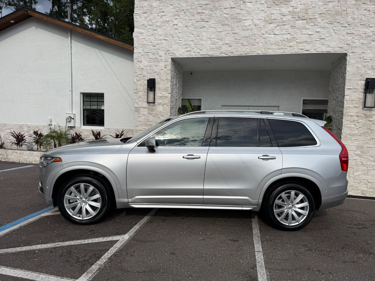 Used 2018 Volvo XC90 T6 Momentum w/ Convenience Package AWD/4WD image 2