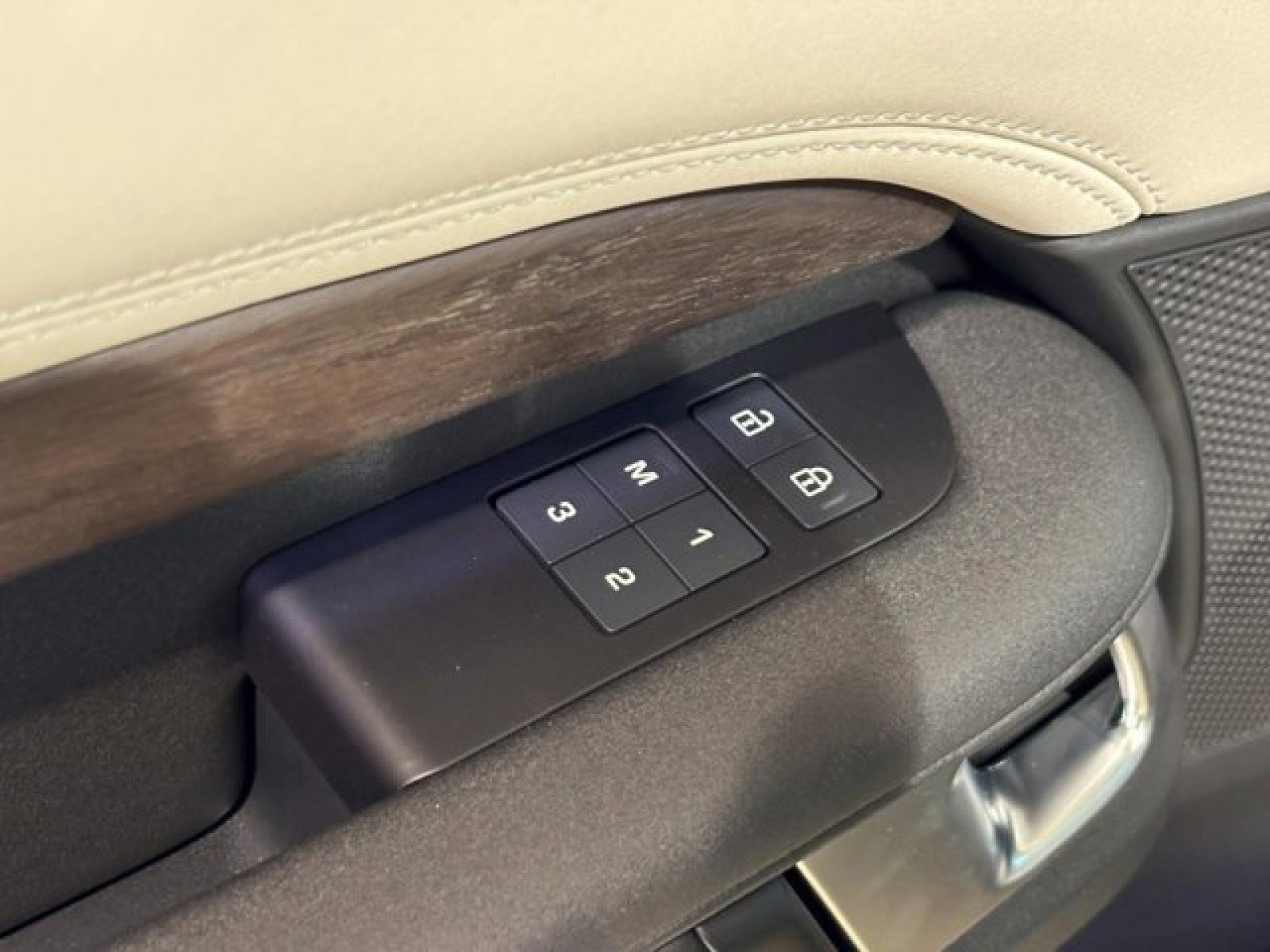 Certified 2024 Land Rover Discovery S image 11