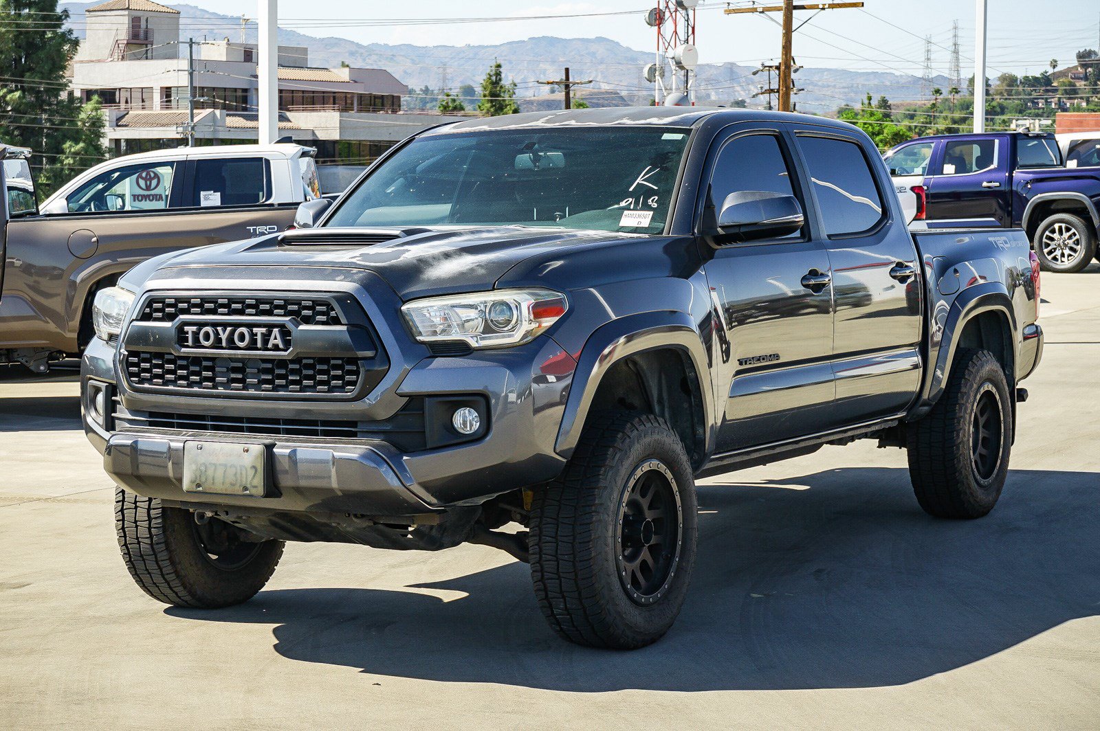 Used 2017 Toyota Tacoma TRD Sport w/ Tow Package RWD image 3