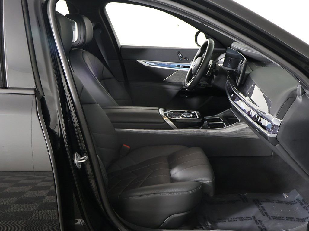 Used 2025 BMW 740i xDrive image 30