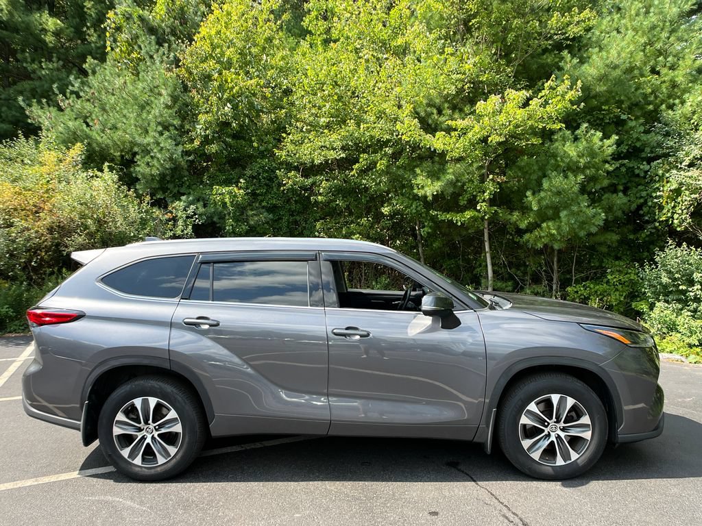 Used 2021 Toyota Highlander XLE AWD/4WD image 35