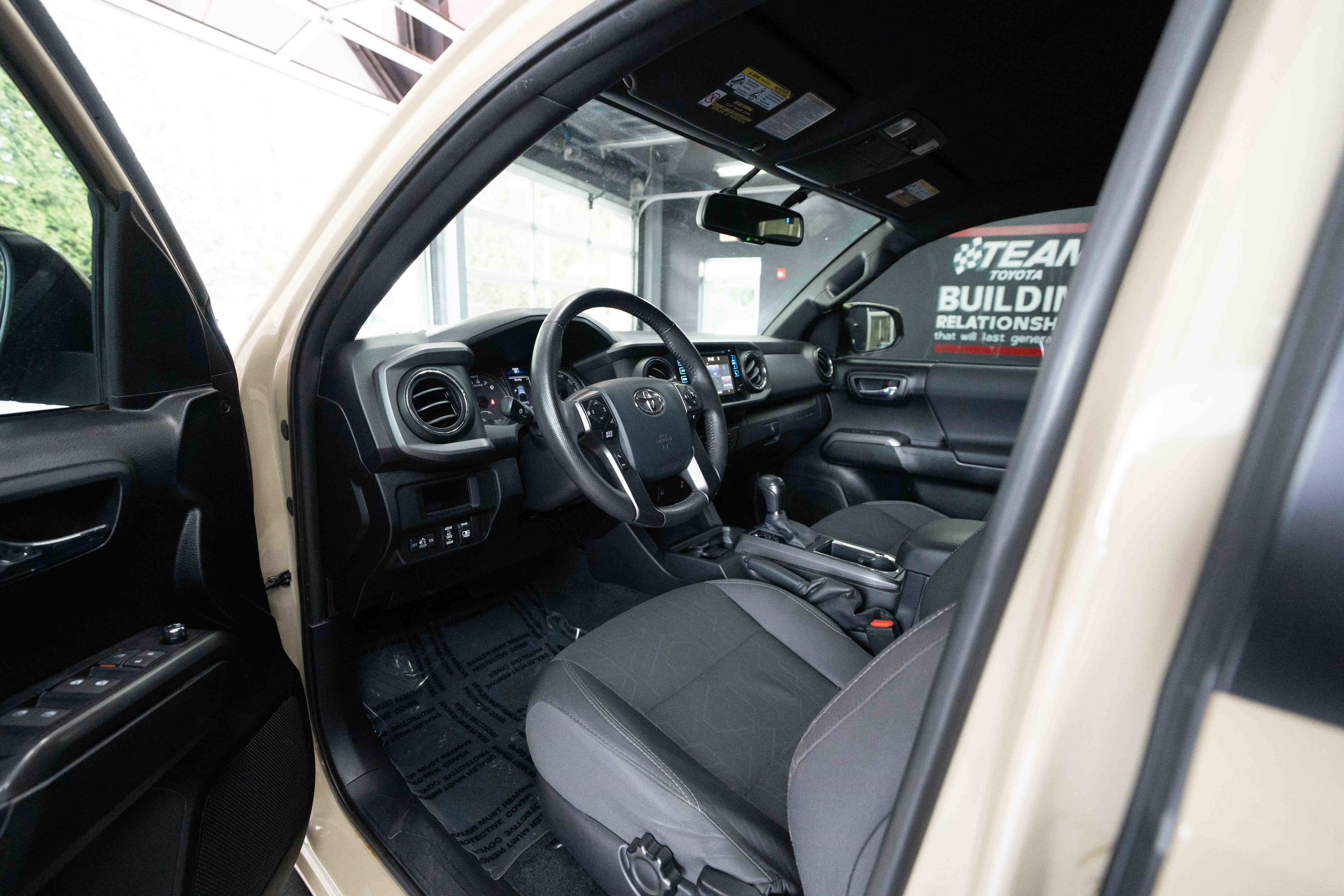 Used 2017 Toyota Tacoma TRD Sport w/ Tow Package (A/T) image 8