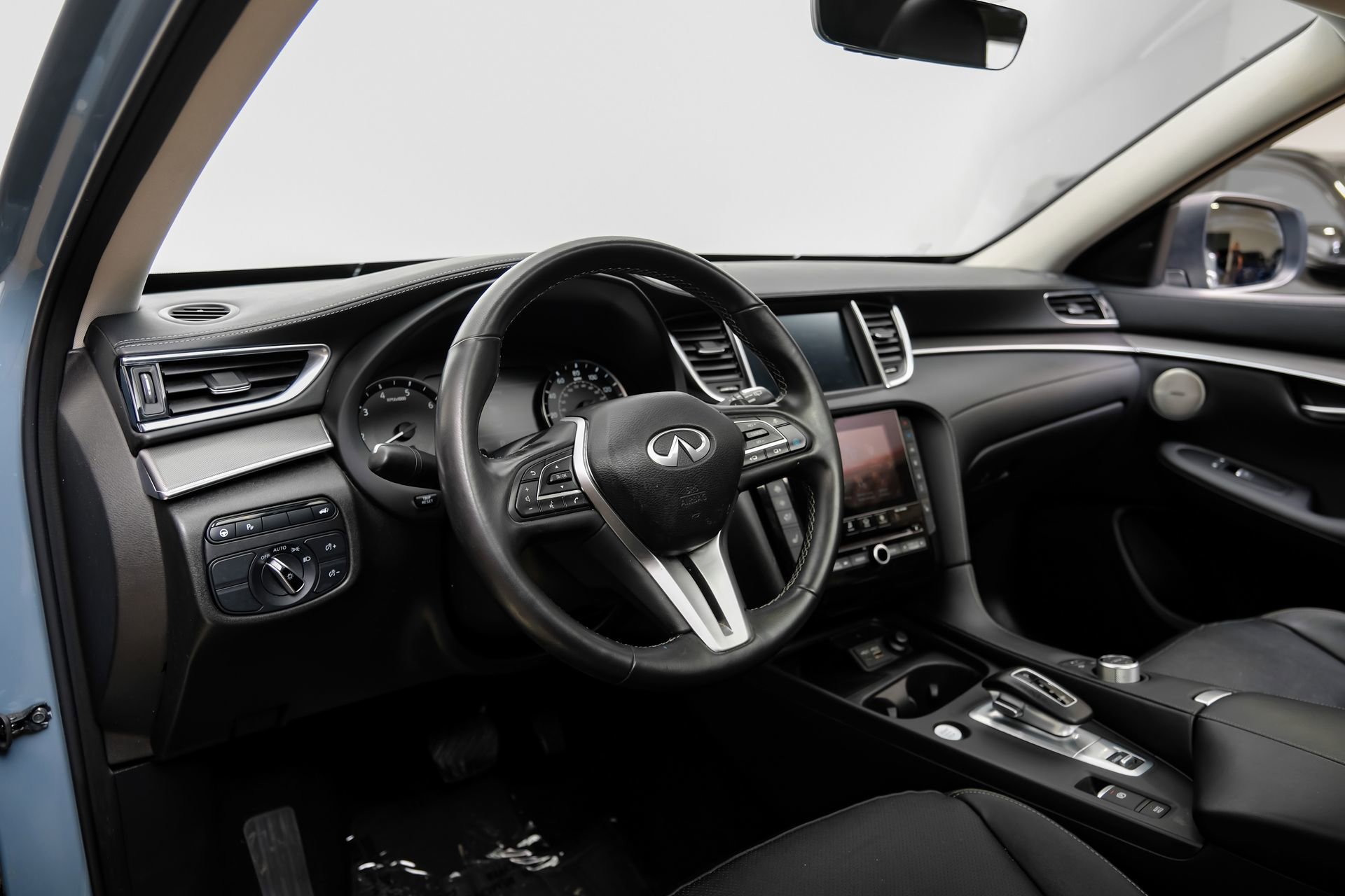 Used 2023 INFINITI QX50 Luxe AWD/4WD image 3