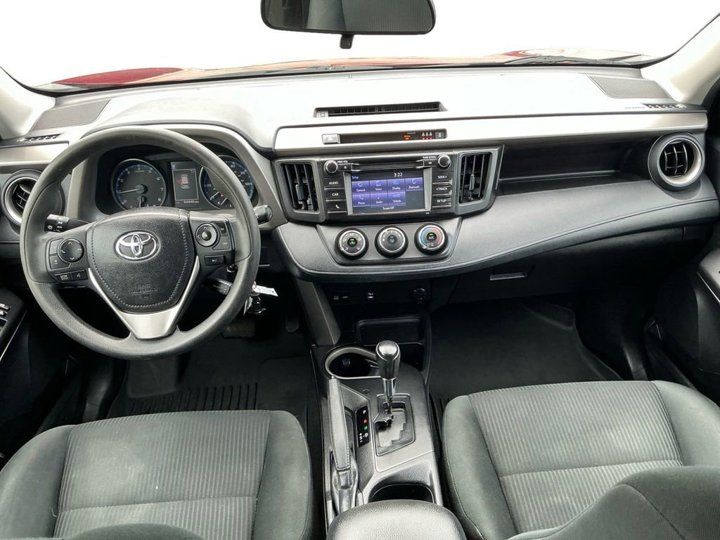 Used 2018 Toyota RAV4 LE FWD image 17