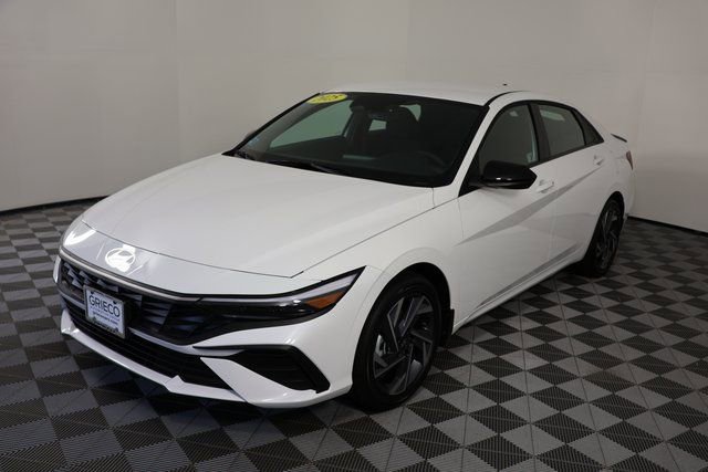 Used 2025 Hyundai Elantra Sport FWD image 4