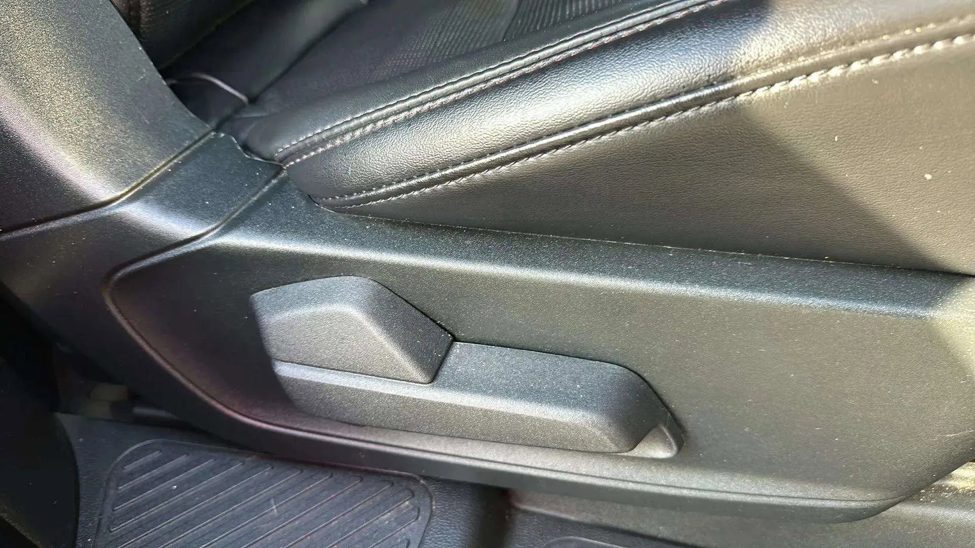 Used 2020 Ford Explorer Platinum w/ Premium Technology Package image 32