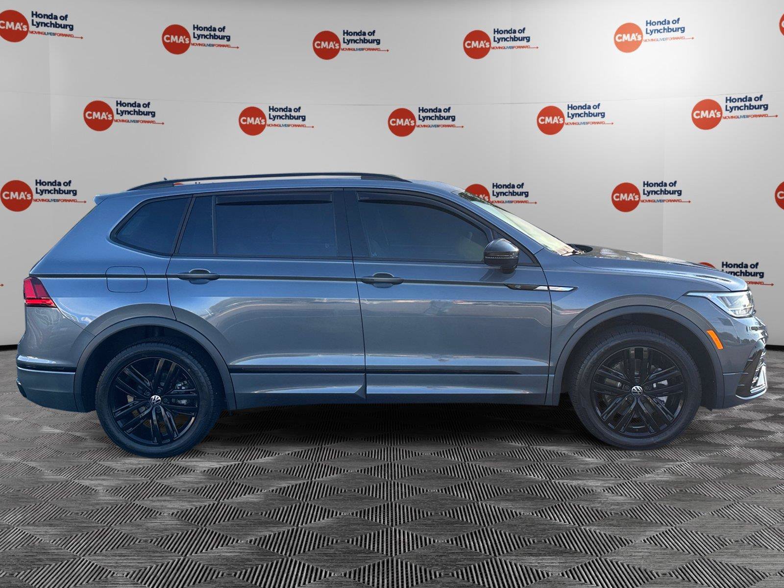 Used 2022 Volkswagen Tiguan SE R-Line AWD/4WD image 6