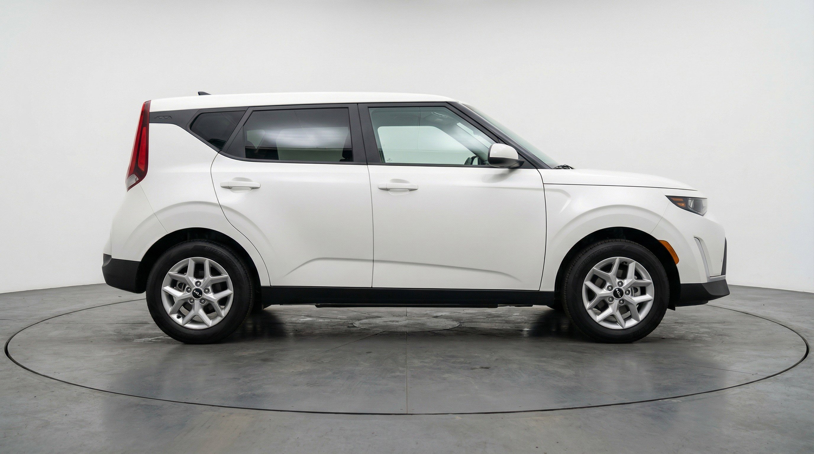 Used 2025 Kia Soul LX w/ LX Technology Package FWD image 11