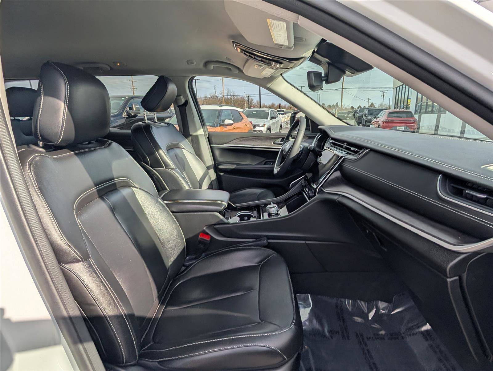 Used 2023 Jeep Grand Cherokee Limited w/ Black Appearance Package image 10