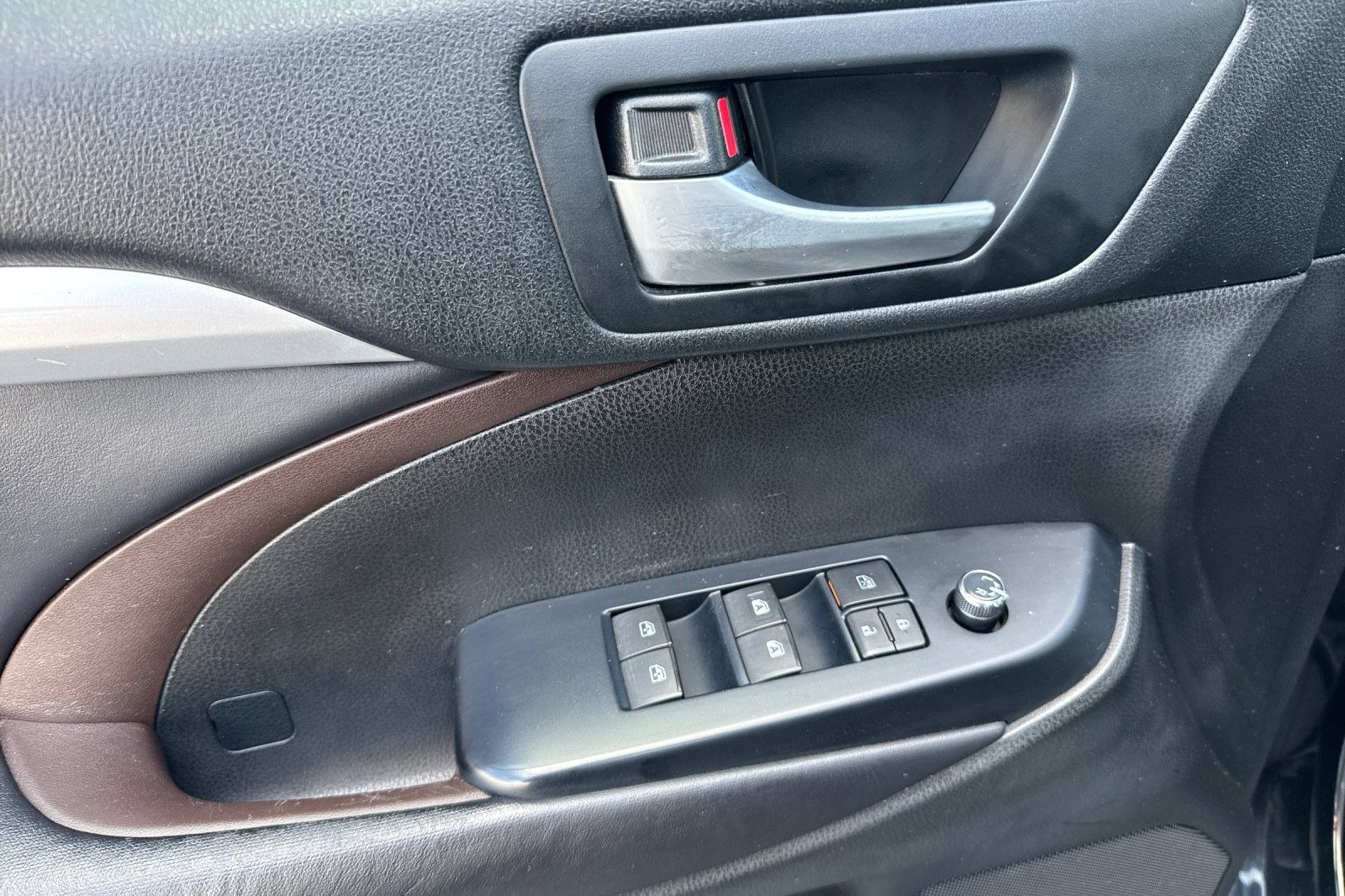 Certified 2018 Toyota Highlander XLE w/ Carpet Mat Package (TMS) image 10