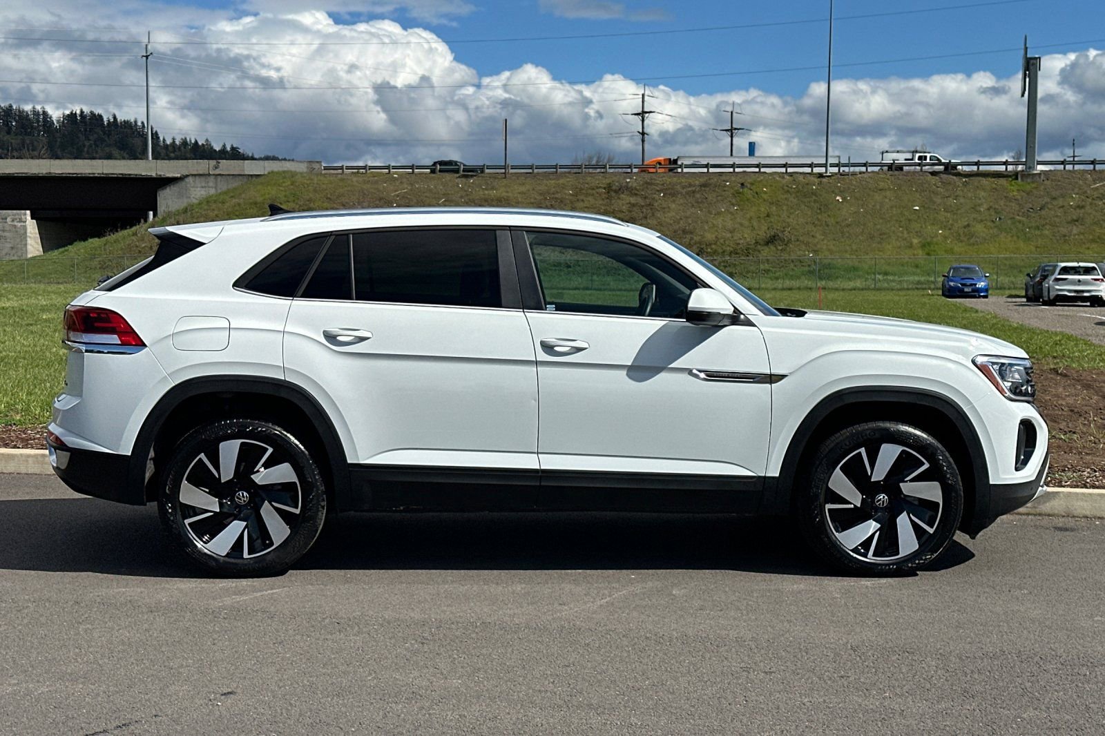 Used 2025 Volkswagen Atlas Cross Sport SE image 2